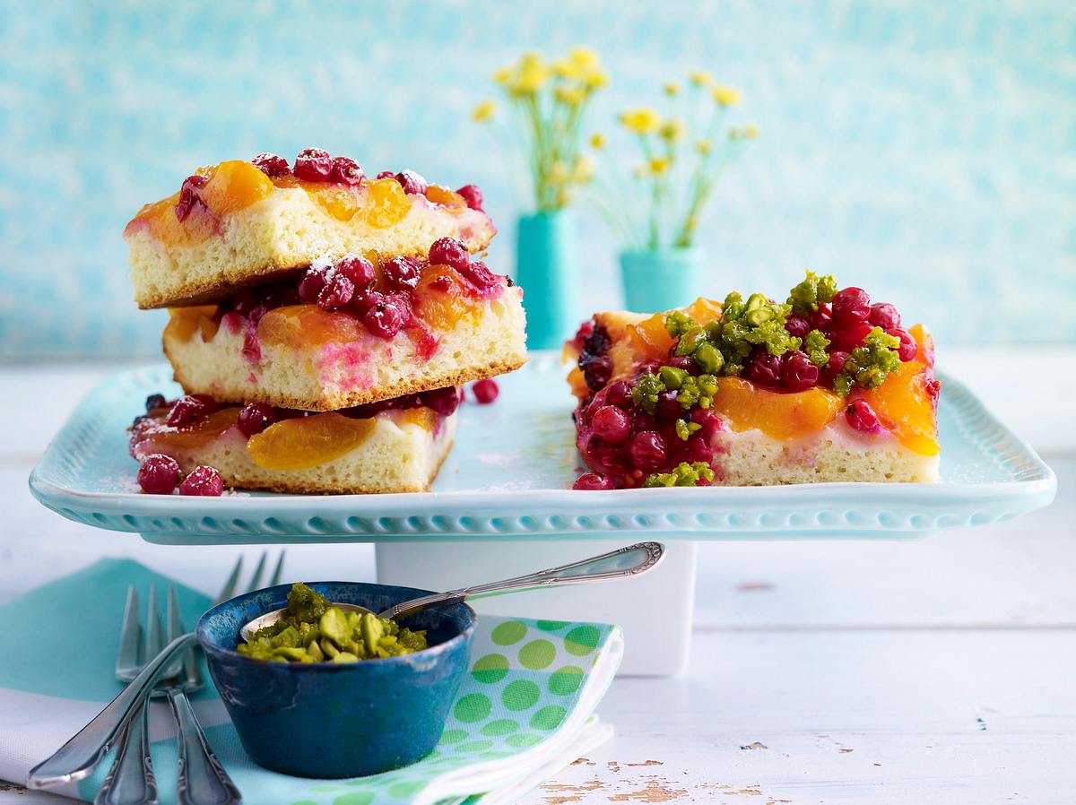 Aprikosen-Johannisbeer-Blechkuchen Rezept