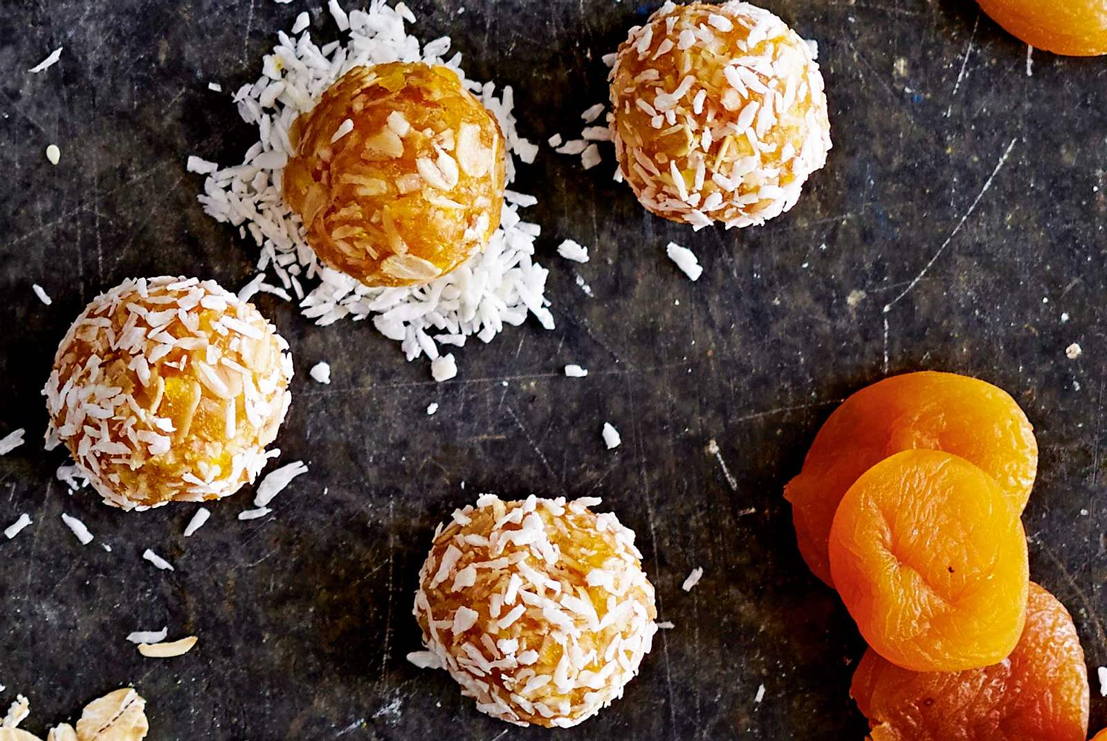 Aprikosen-Kokos-Balls Rezept | LECKER