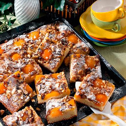 Aprikosen-Kuchen mit Studentenfutter Rezept Aprikosen-Kuchen mit Studentenfutter Rezept