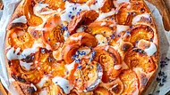 Aprikosen-Lavendel-Legende auf Quark-Ölteig-Kissen Rezept - Foto: StockFood