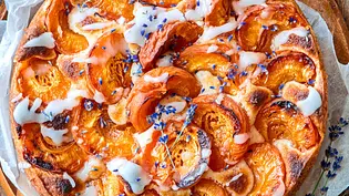 Aprikosen-Lavendel-Legende auf Quark-Ölteig-Kissen Rezept - Foto: StockFood Aprikosen-Lavendel-Legende auf Quark-Ölteig-Kissen Rezept - Foto: StockFood