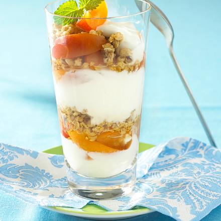 Aprikosen mit Honig-Joghurt und Crunchy-Müsli Rezept