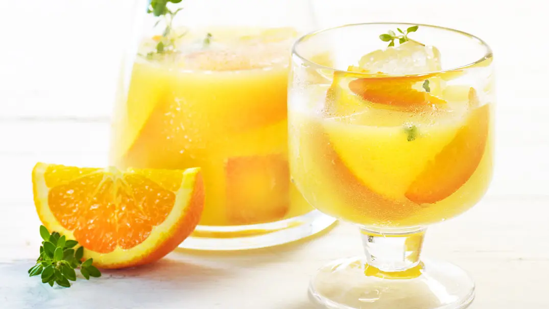 Aprikosen-Orangen-Wasser mit Thymian Rezept - Foto: LECKER @ Bauer Media Group Aprikosen-Orangen-Wasser mit Thymian Rezept - Foto: LECKER @ Bauer Media Group
