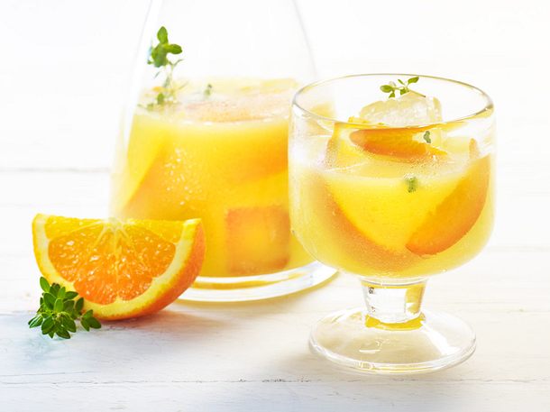 Aprikosen-Orangen-Wasser mit Thymian Rezept Aprikosen-Orangen-Wasser mit Thymian Rezept