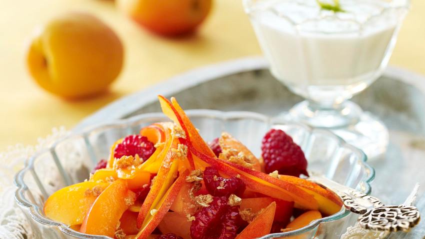 Aprikosen-Salat mit Haferflocken-Krokant und Limetten-Joghurt Rezept - Foto: House of Food / Bauer Food Experts KG