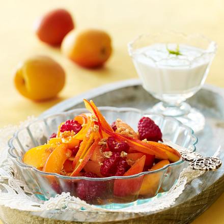 Aprikosen-Salat mit Haferflocken-Krokant und Limetten-Joghurt Rezept Aprikosen-Salat mit Haferflocken-Krokant und Limetten-Joghurt Rezept