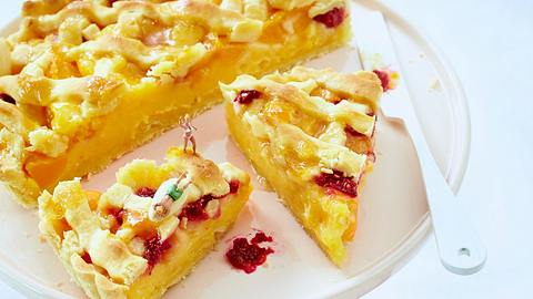 Aprikosen-Tarte mit Teigdeckel Rezept - Foto: House of Food / Bauer Food Experts KG