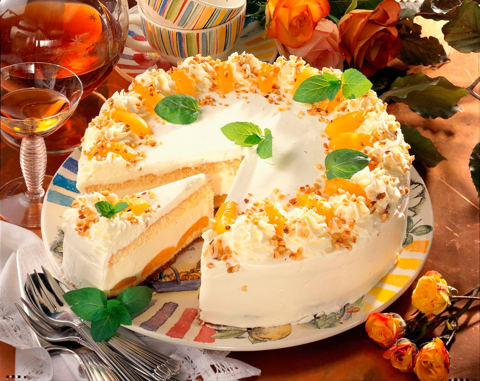 Aprikosen-Torte mit Likör-Crème fraîche Rezept | LECKER
