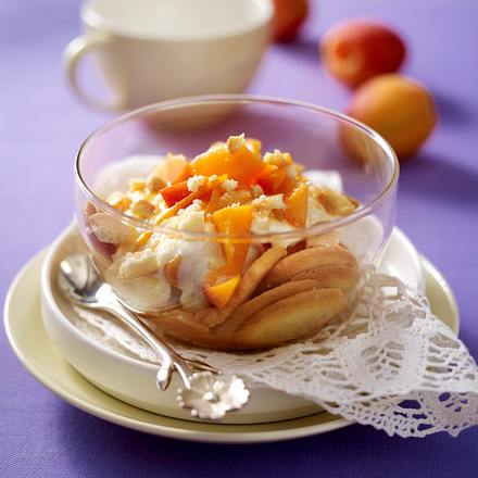 Aprikosen-Trifle mit Quark-Joghurtcreme und Biskuitplätzchen Rezept Aprikosen-Trifle mit Quark-Joghurtcreme und Biskuitplätzchen Rezept