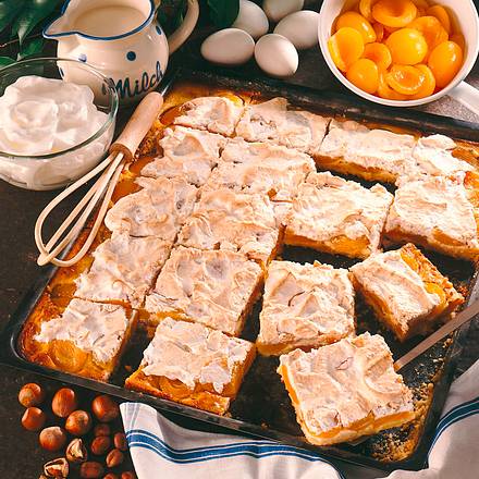 Aprikosenblechkuchen mit Baiserhaube Rezept