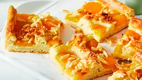 Aprikosenkuchen mit Mandelkruste Rezept - Foto: LECKER @ Bauer Media Group