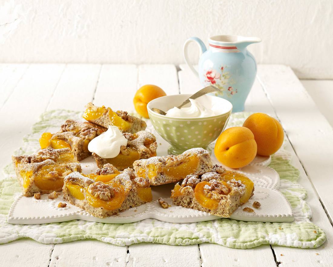 Aprikosenkuchen mit Walnüssen Rezept Aprikosenkuchen mit Walnüssen Rezept