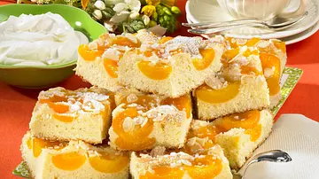 Aprikosenkuchen vom Blech mit Mandeln Rezept - Foto: LECKER @ Bauer Media Group Aprikosenkuchen vom Blech mit Mandeln Rezept - Foto: LECKER @ Bauer Media Group