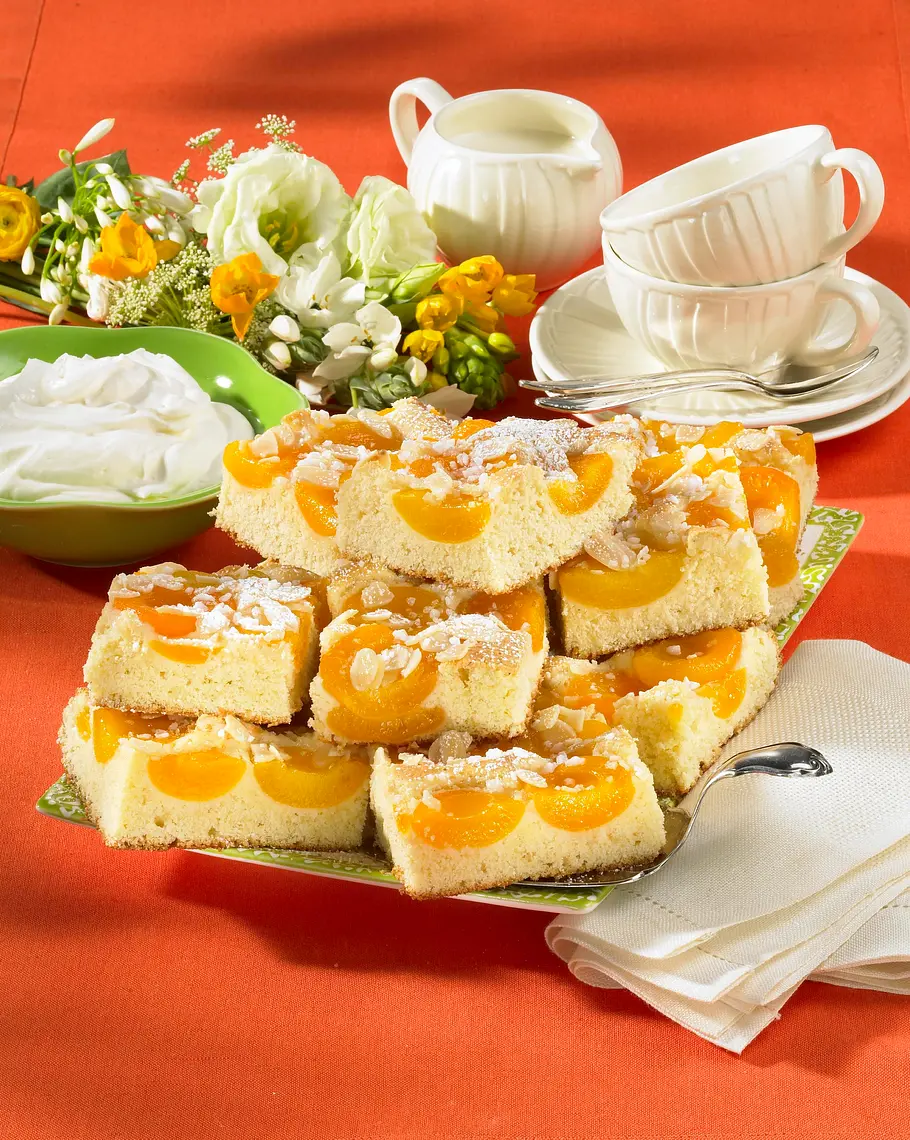 Aprikosenkuchen vom Blech mit Mandeln Rezept