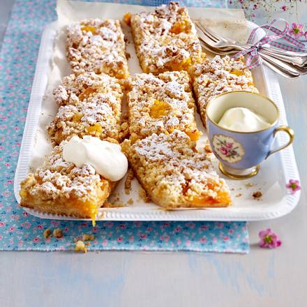Aprikosenschnitten mit Nussstreuseln Rezept Aprikosenschnitten mit Nussstreuseln Rezept