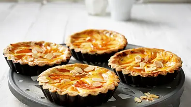Aprikosentörtchen mit Schmandguss Rezept - Foto: LECKER @ Bauer Media Group