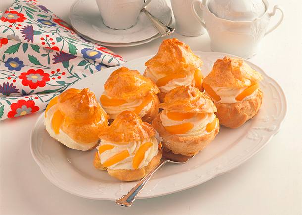 Aprikosenwindbeutel mit Eierlikörsahne Rezept Aprikosenwindbeutel mit Eierlikörsahne Rezept