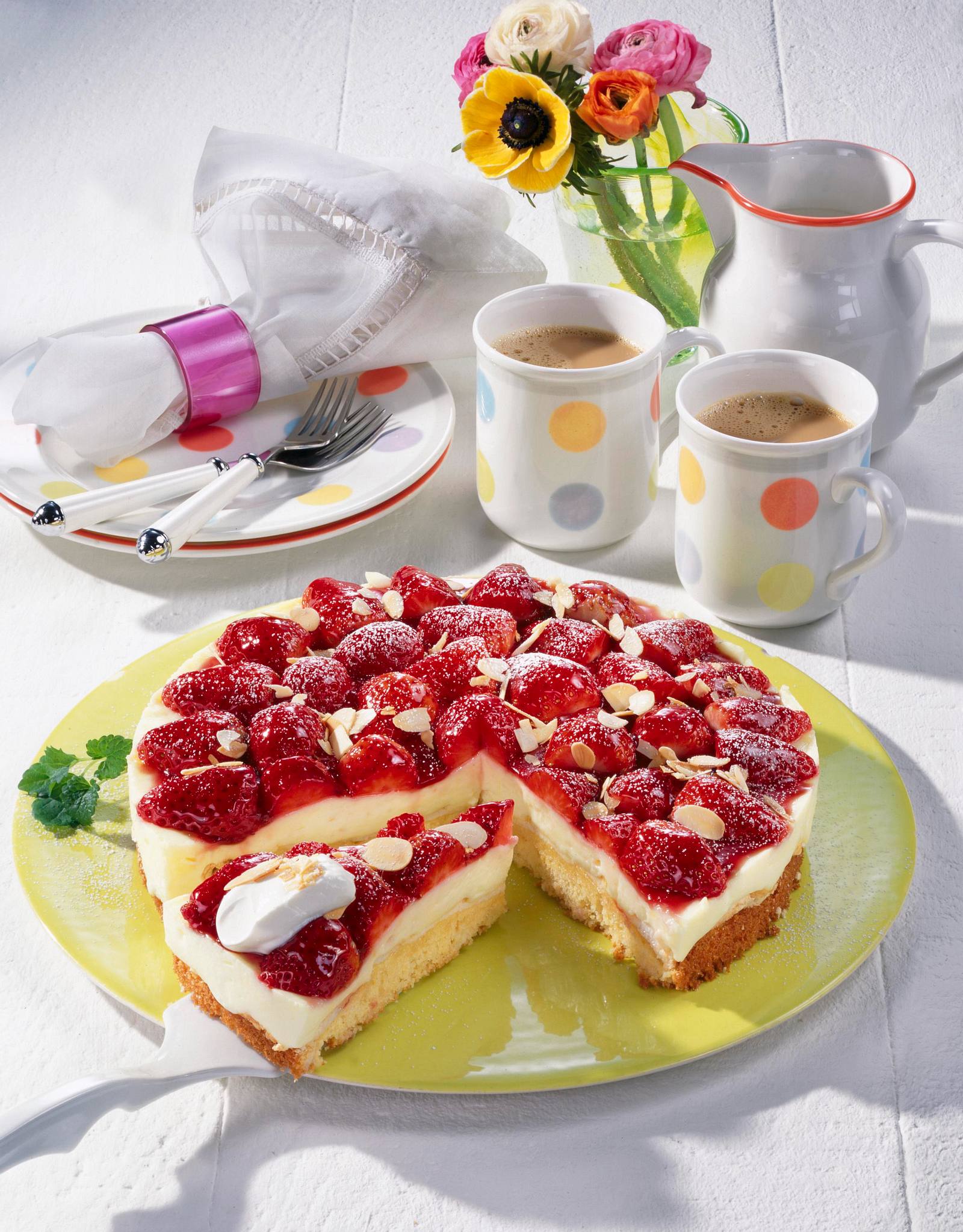 Aranca-Joghurt-Torte mit Erdbeeren Rezept | LECKER