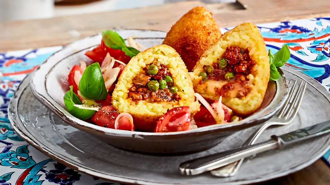 Arancini di riso con insalata di pomodoro (Frittierte Reisbällchen auf Tomatensalat) Rezept - Foto: LECKER @ Bauer Media Group Arancini di riso con insalata di pomodoro (Frittierte Reisbällchen auf Tomatensalat) Rezept - Foto: LECKER @ Bauer Media Group