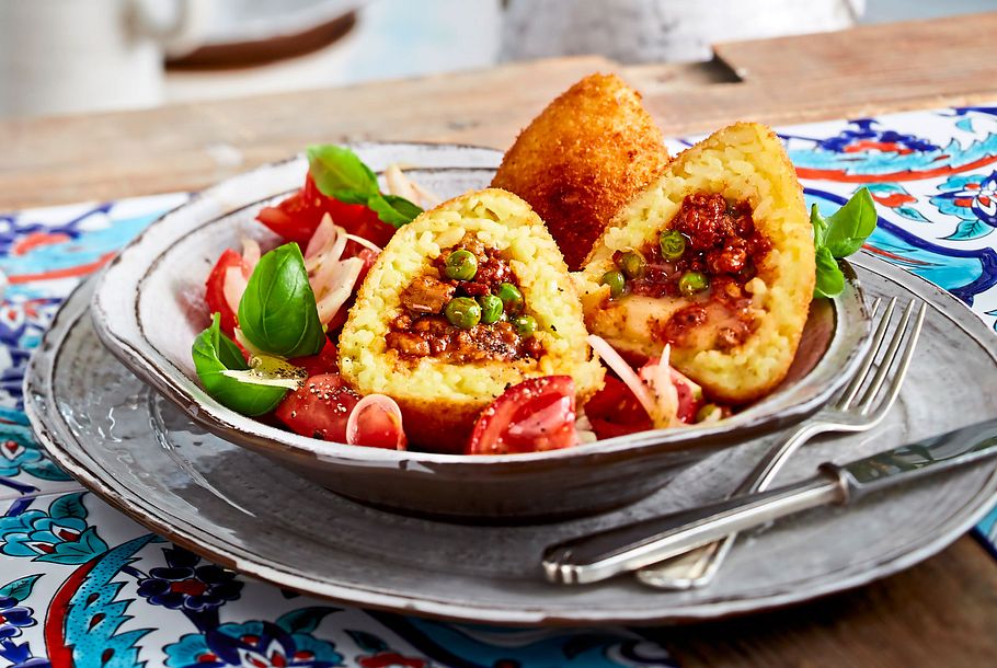 Arancini di riso  con insalata di pomodoro (Frittierte Reisbällchen auf Tomatensalat) Rezept