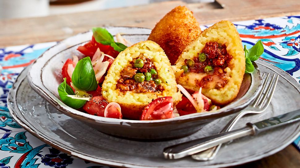 Arancini di riso  con insalata di pomodoro (Frittierte Reisbällchen auf Tomatensalat) Rezept - Foto: House of Food / Bauer Food Experts KG