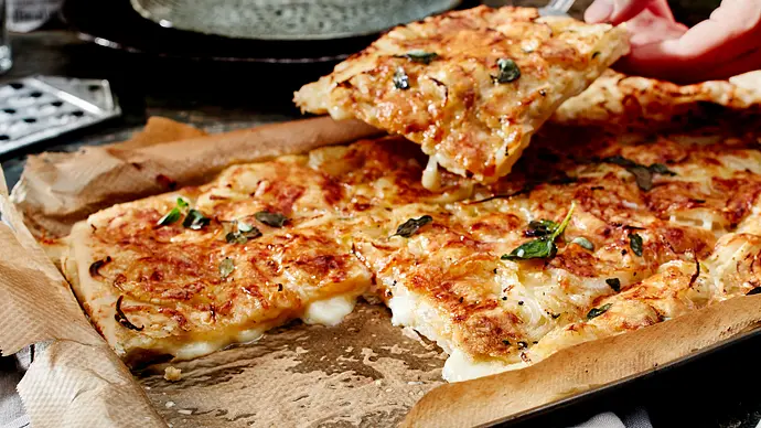 Argentinische Fugazzeta-Pizza Rezept - Foto: LECKER @ Bauer Media Group
