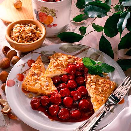 Arme Ritter mit Haselnusskruste und Kirschsoße Rezept Arme Ritter mit Haselnusskruste und Kirschsoße Rezept