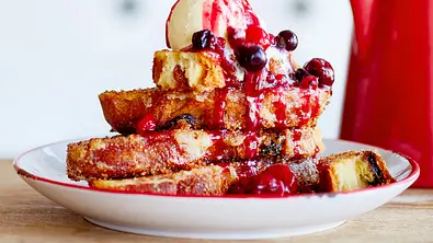 Arme Stollenritter mit roter Weihnachtsgrütze Rezept - Foto: LECKER @ Bauer Media Group
