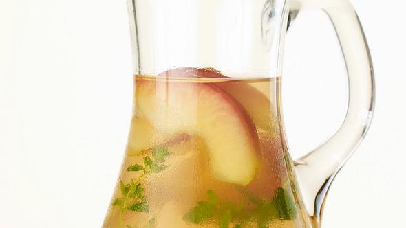 Aromatisiertes Wasser mit Apfel, Zimt und Majoran Rezept - Foto: House of Food / Bauer Food Experts KG