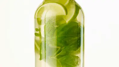 Aromatisiertes Wasser mit Limette, Basilikum und Ingwer Rezept - Foto: LECKER @ Bauer Media Group