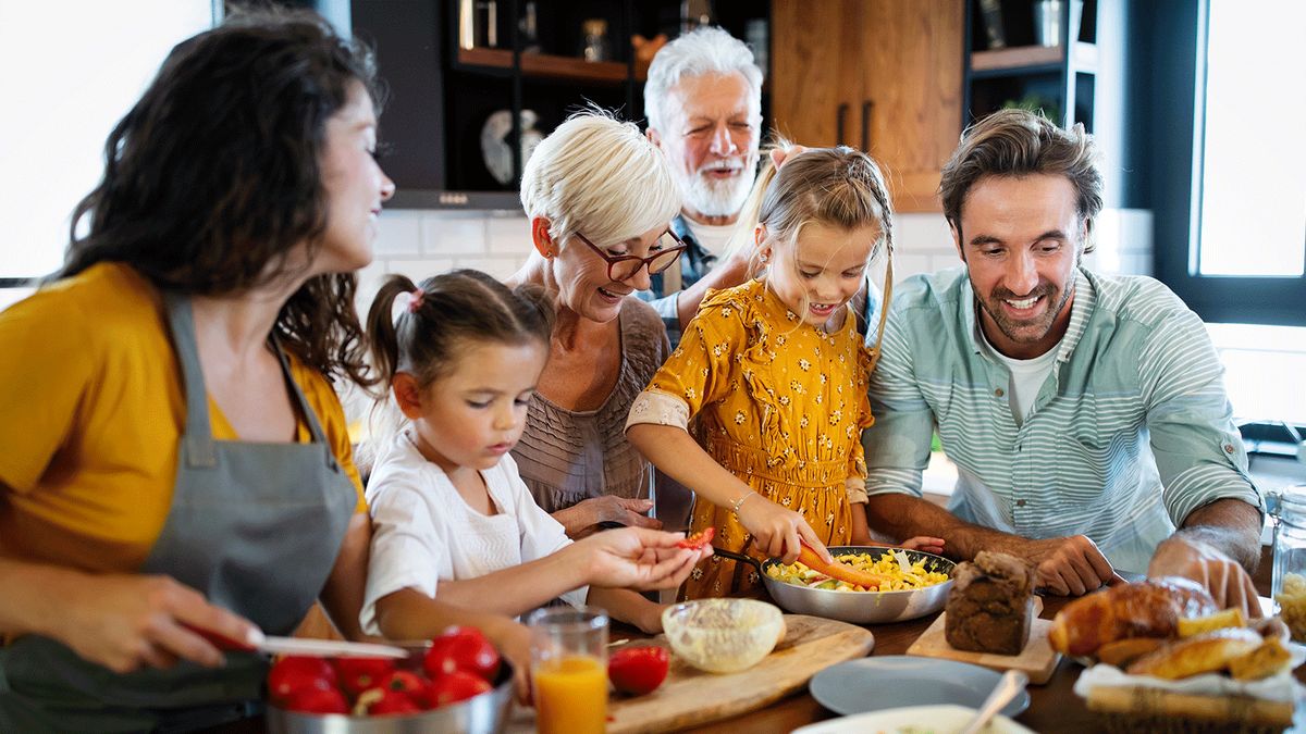 Familie kocht zusammen