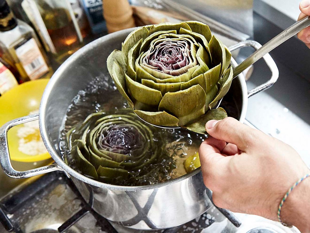 Artischocken in Sud kochen