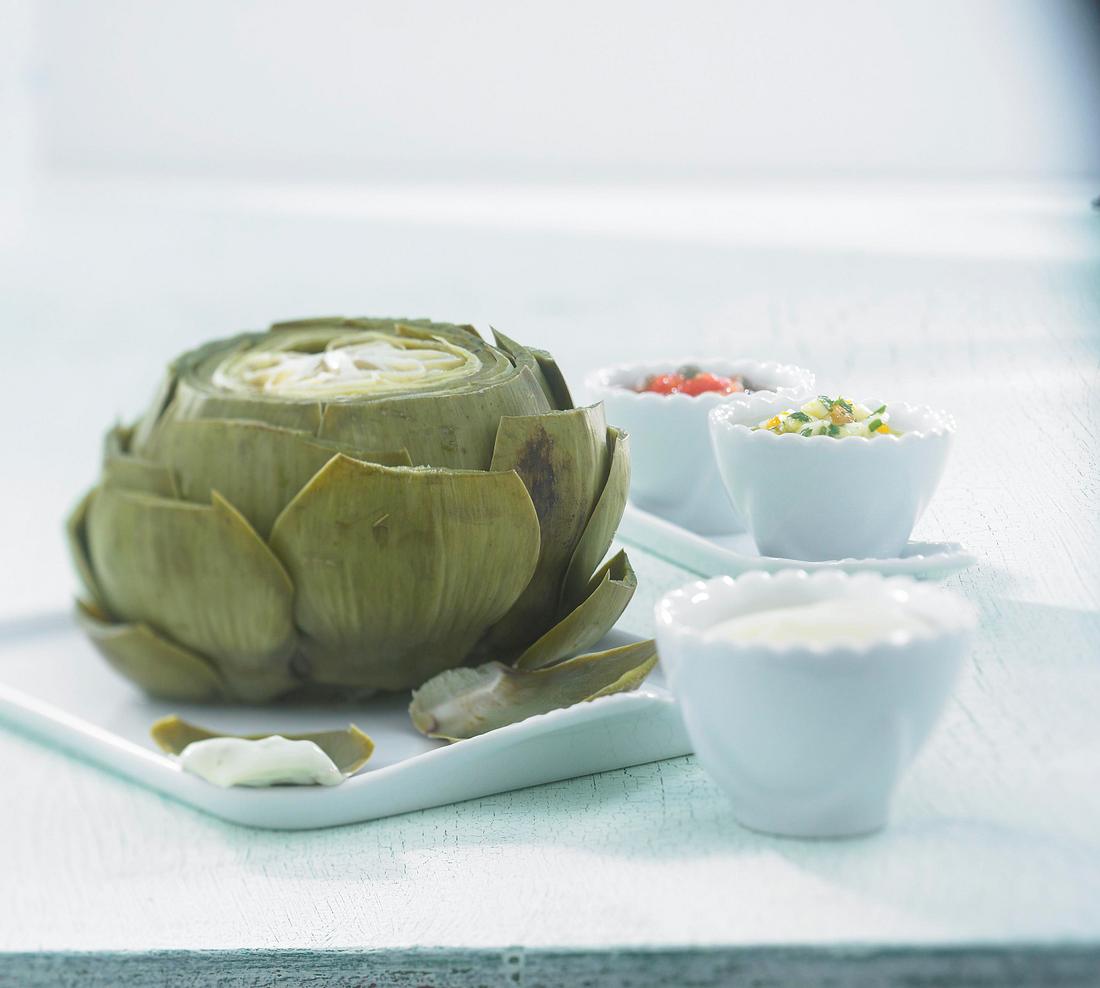 Artischocken mit drei Dips Rezept | LECKER