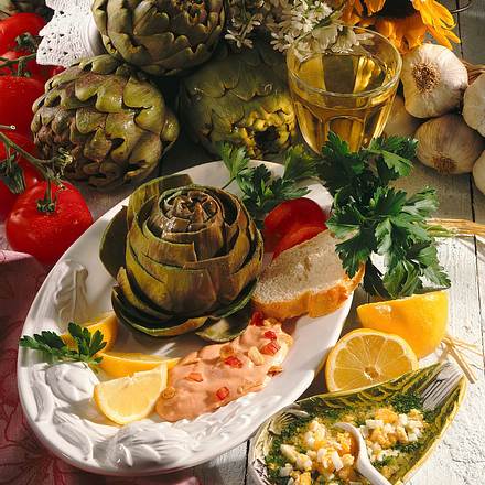 Artischocken mit pikanten Dips Rezept Artischocken mit pikanten Dips Rezept