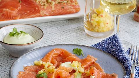 Asia-Graved Lachs mit Wasabi-Schmand und Ananas-Salsa Rezept - Foto: House of Food / Bauer Food Experts KG