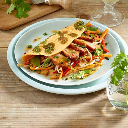Asia-Kräuterpfannkuchen mit Entenbrust, Gemüse und süß-saurer Soße Rezept Asia-Kräuterpfannkuchen mit Entenbrust, Gemüse und süß-saurer Soße Rezept
