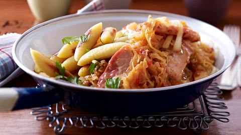 Asia-Kraut mit Kasseler zu gebratenen Schupfnudeln Rezept - Foto: House of Food / Bauer Food Experts KG