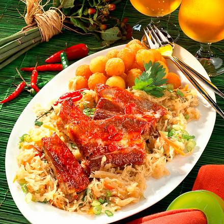 Asia-Kraut mit scharfen Schweinerippchen Rezept Asia-Kraut mit scharfen Schweinerippchen Rezept