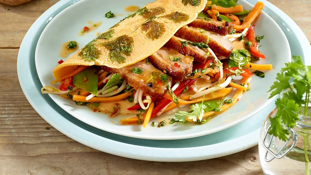 Asia-Kräuterpfannkuchen mit Entenbrust, Gemüse und süß-saurer Soße Rezept - Foto: LECKER @ Bauer Media Group Asia-Kräuterpfannkuchen mit Entenbrust, Gemüse und süß-saurer Soße Rezept - Foto: LECKER @ Bauer Media Group
