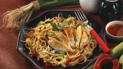 Asia-Nudeln mit gebratenem Ei Rezept - Foto: LECKER @ Bauer Media Group
