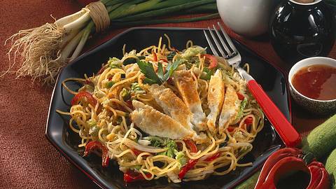 Asia-Nudeln mit gebratenem Ei Rezept - Foto: House of Food / Bauer Food Experts KG