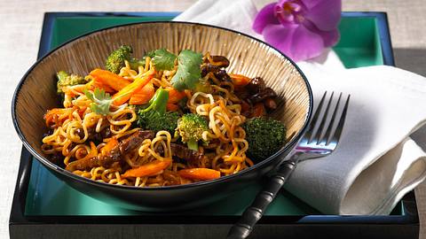 Asia-Nudeln mit Rindfleisch und Broccoli Rezept - Foto: House of Food / Bauer Food Experts KG