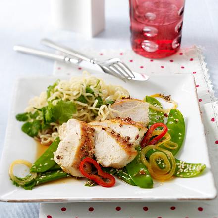 Asia-Nudelpfanne mit Huhn Rezept
