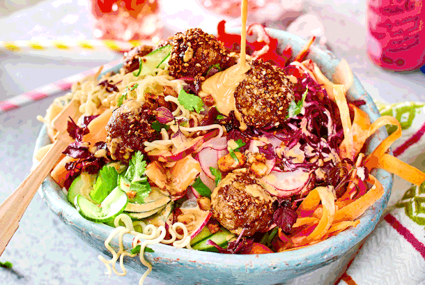 Asia-Nudelsalat mit Erdnuss-Dressing Rezept
