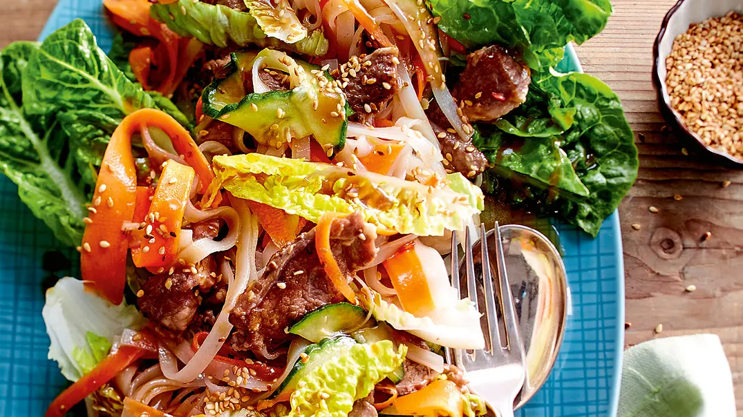 Asia-Reisnudel-Salat mit Lammfilet Rezept - Foto: LECKER @ Bauer Media Group Asia-Reisnudel-Salat mit Lammfilet Rezept - Foto: LECKER @ Bauer Media Group