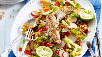 Asia-Salat mit Makrele und roter Paprika Rezept - Foto: House of Food / Bauer Food Experts KG