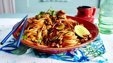 Asia-Spaghetti mit Rühreistreifen Rezept - Foto: LECKER @ Bauer Media Group