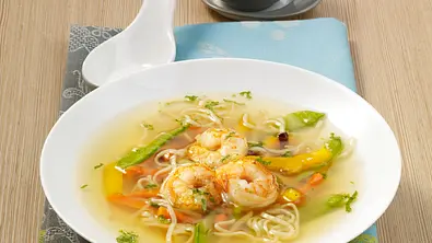 Asia-Suppe mit Garnelen Rezept - Foto: LECKER @ Bauer Media Group