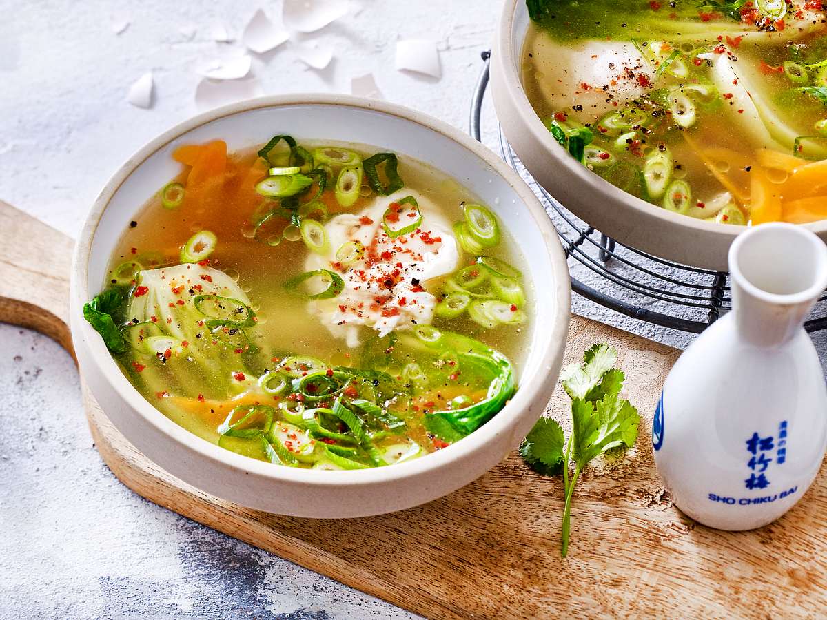 Asia-Suppe mit klugem Ei-Pochier-Prinzip Rezept
