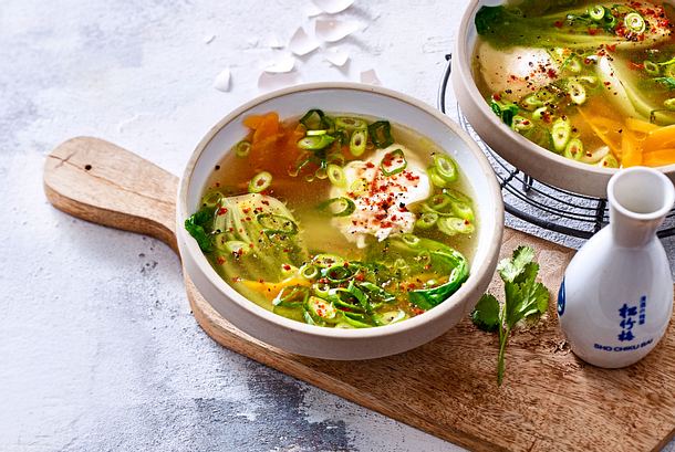 Asia-Suppe mit klugem Ei-Pochier-Prinzip Rezept | LECKER